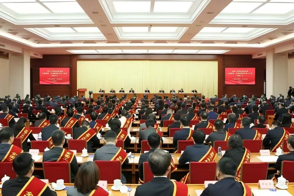 三峰透平董事長熊俊杰榮獲“全國工業(yè)和信息化系統(tǒng)勞動模范”稱號！